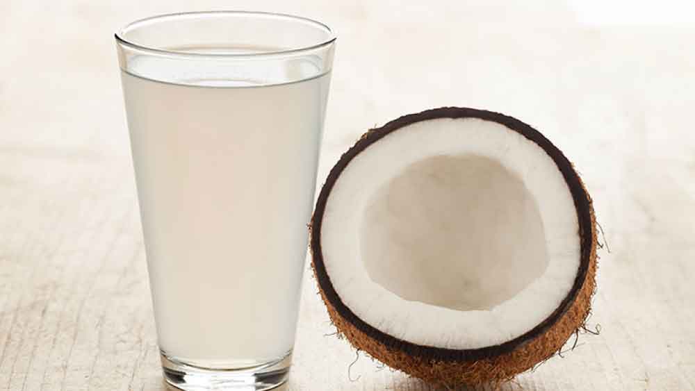 পাশাপাশি ভিয়েতনামি নারকেল গাছে সাধারণ দেশীয় নারকেল গাছের তুলনায় বেশি জল এবং গোবর সার দিতে হয়। 