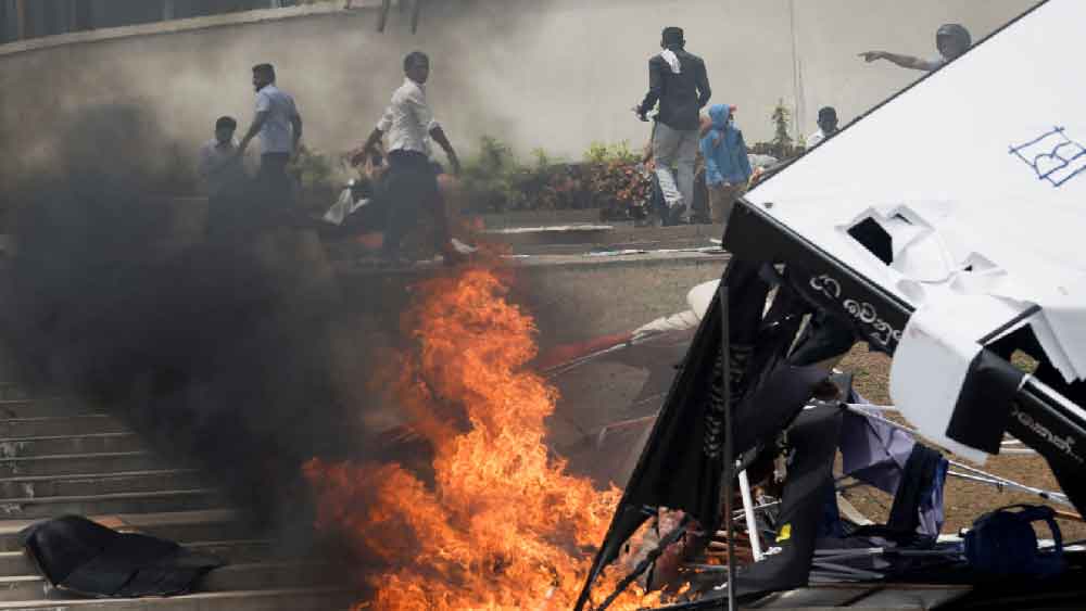 সরাসরি: শ্রীলঙ্কায় সেনাশাসন! প্রাণ বাঁচাতে সপরিবার নৌঁঘাটিতে প্রাক্তন প্রধানমন্ত্রী