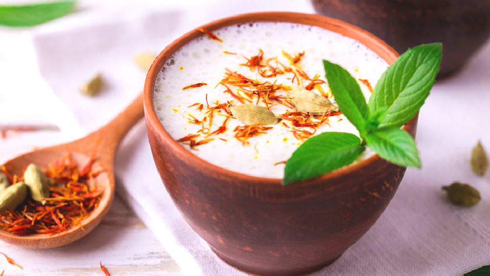 জাফরান দেওয়া দুধ।