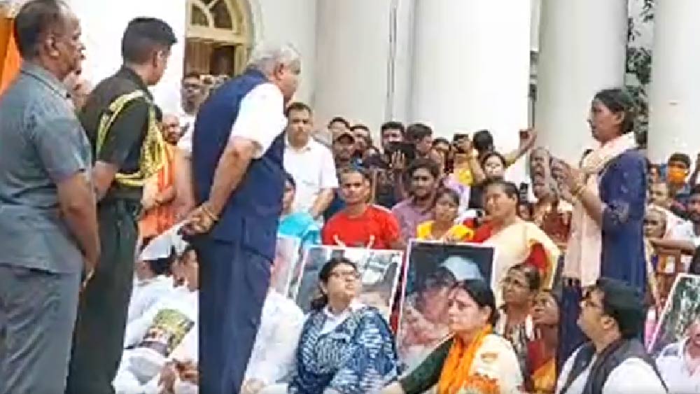 মৃতদের পরিজনদের সঙ্গে কথা বলছেন রাজ্যপাল। 