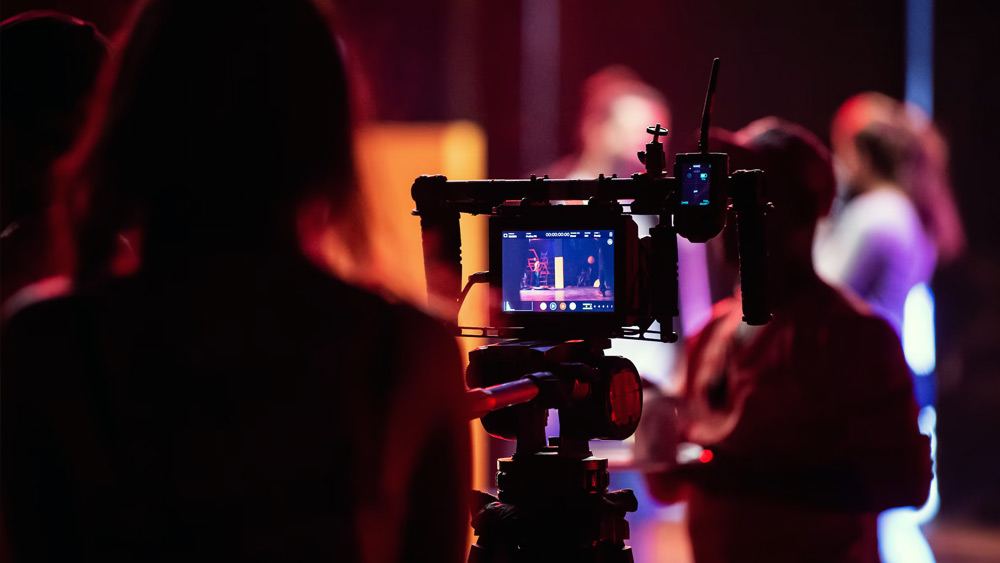 এক বার এক দৃশ্যের প্রয়োজনে তাঁকে একটি বাটিতে জোর করে বমিও করতে হত। তবে তিনি তা কিছুতেই করতে পারছিলেন না। তখন তাঁর বিপরীতে অভিনয় করা অভিনেতা ওই বাটিতে প্রস্রাব করেন এবং তাঁকে ওই প্রস্রাব পান করতে বাধ্য করা হয়। তার পরই বমি করে দেন লানা।