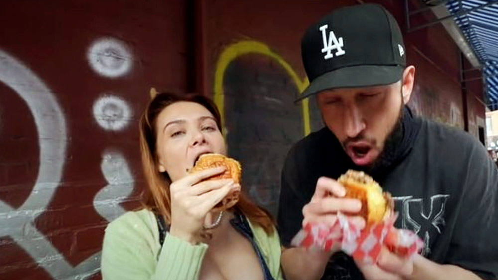 এর আগে মাত্র ১৮ বছর বয়সে গাঁটছড়া বেঁধেছিলেন লানা। তবে এই সম্পর্কের মেয়াদ ছিল পাঁচ বছর। স্ত্রীর পেশা নিয়ে সংশয় প্রকাশ করে ২০২১ সালের গোড়ার দিকে সম্পর্কে ইতি টানেন লানার স্বামী। তবে লানা বর্তমানে কার সঙ্গে প্রেম করছেন এবং কে তাঁর সন্তানের বাবা, তা তিনি কাউকে কখনও জানাননি। নেটমাধ্যমে প্রেমিক এবং সন্তানের বাবা কে, তা নিয়ে একাধিক বার মজাও করতে দেখা গিয়েছে লানাকে।