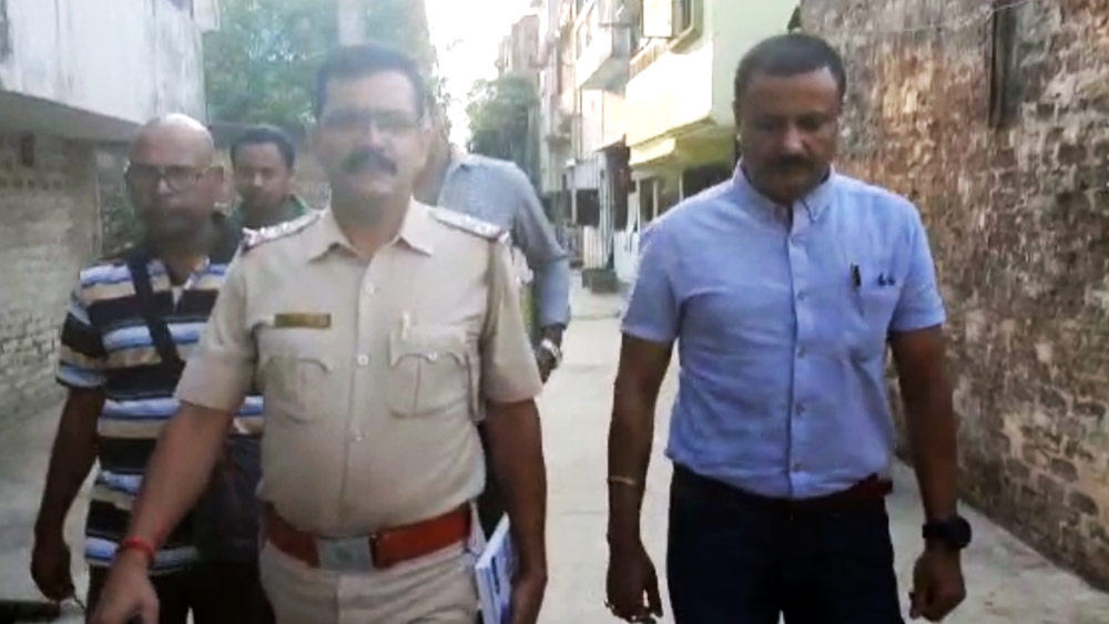 ইংরেজবাজারে তদন্তকারী দল। সঙ্গে ছিলেন সুতপার বাবা (বাঁ-দিকে) স্বাধীন চৌধুরী।