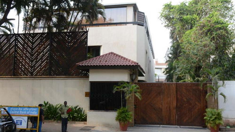 অমিতাভ বচ্চনের ‘জলসা’রও আনুমানিক দাম প্রায় ১২০ কোটি টাকা। প্রায় ১০ হাজার বর্গফুট জায়াগার উপর তৈরি বাড়িটি পরিচালক রমেশ সিপ্পি অমিতাভ বচ্চনকে উপহার হিসেবে দিয়েছিলেন।