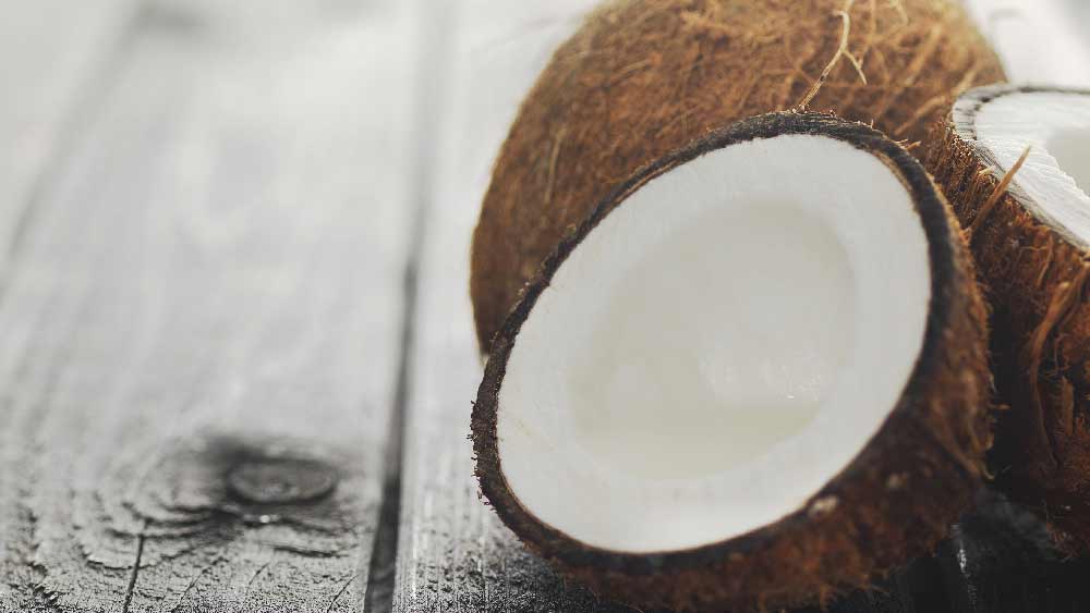 তবে হাইব্রিড হওয়ার কারণে এই প্রজাতির নারকেলের চাষে একটু বেশি যত্নশীল হতে হয়। বেলে-দোঁআশ মাটিতে এই নারকেলের ফলন ভাল হয়। 