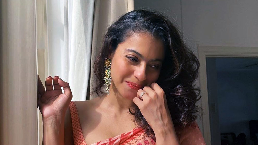 সমালোচকরা এমনও বলেছেন, কাজলের হাতে ভর্তি অভিনয়ের কাজ— এ কথা বলতে পারবে না কেউ। মূলত সংসার নিয়েই আছেন। তবে বলিউডের সব অনুষ্ঠানেই আমন্ত্রণ থাকে অভিনেত্রীর। 