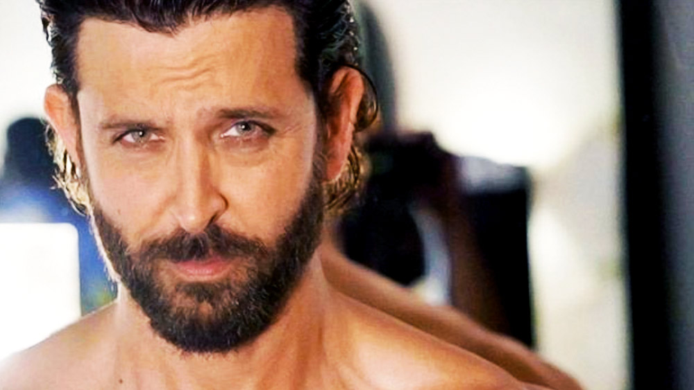 তাঁদের বিচ্ছেদ-বিতর্ক নিয়ে কথা বলার সময় হৃত্বিক মন্তব্য করেন, ‘‘অনেক গুজব ছড়াচ্ছে। এক জন বোকা মানুষও বলতে পারবে যে এই গুজবগুলি কোথা থেকে আসছে। আমি জানি না কেন প্রাক্তনরা দৃষ্টি আকর্ষণ করার জন্য এ রকম নির্বোধের মতো কাজ করে।’’