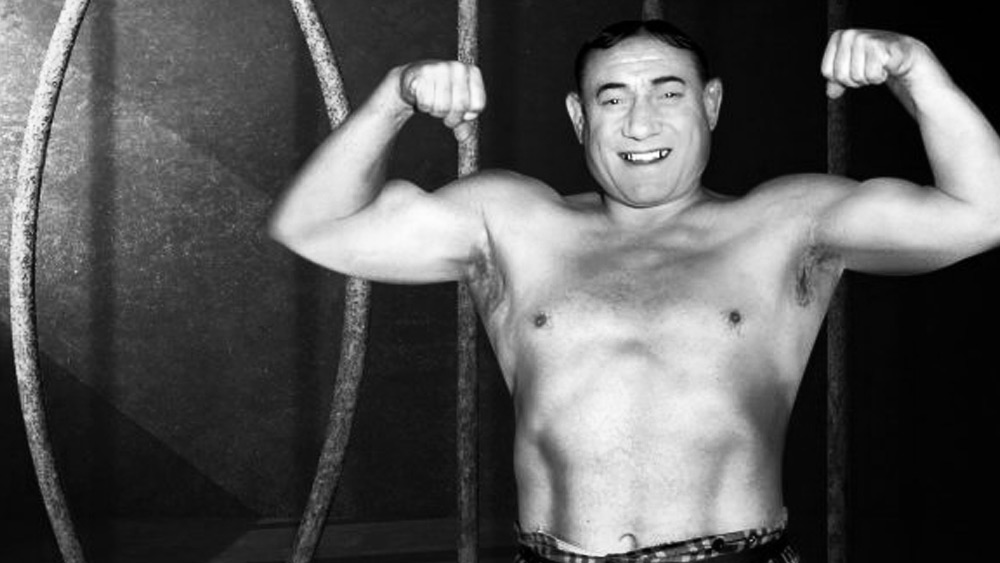 তাঁকে জেলবন্দি করা হয়। তবে বেশি দিন তাঁকে জেলে বন্দি থাকতে হয়নি। তাঁর প্রবল শক্তি দিয়ে জেলের গরাদ বেঁকিয়ে পালিয়ে আসনে। শুধু তাই নয়, নাৎসি কারাগার থেকে অন্যদেরও পালাতে সাহাষ্য করেন।