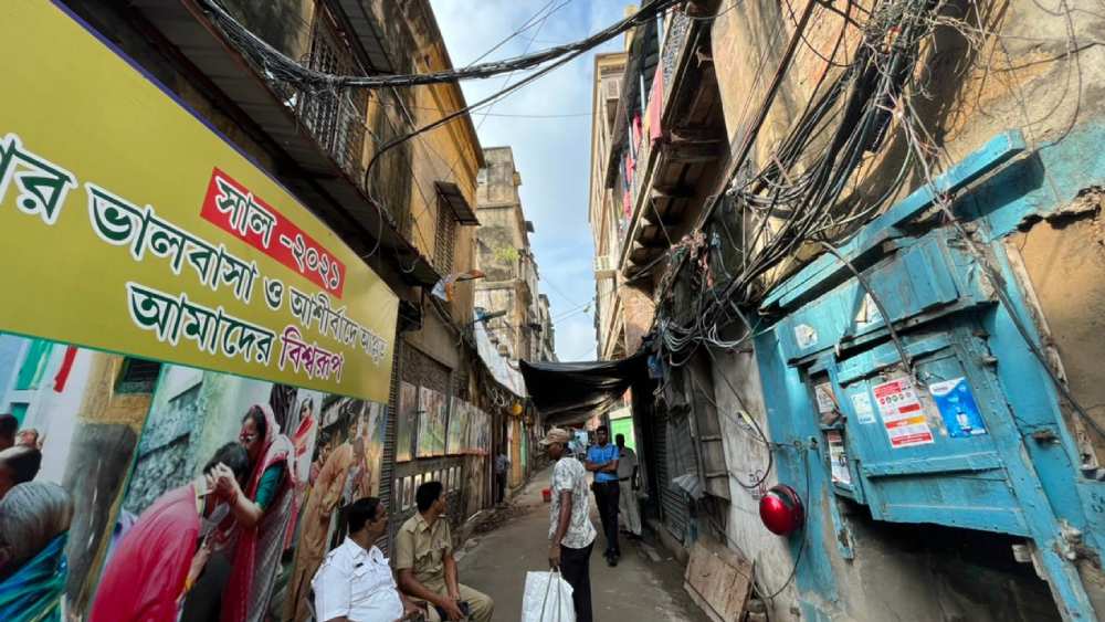 পুলিশি ঘেরাটোপ দুর্গা পিতুরি লেনে। 