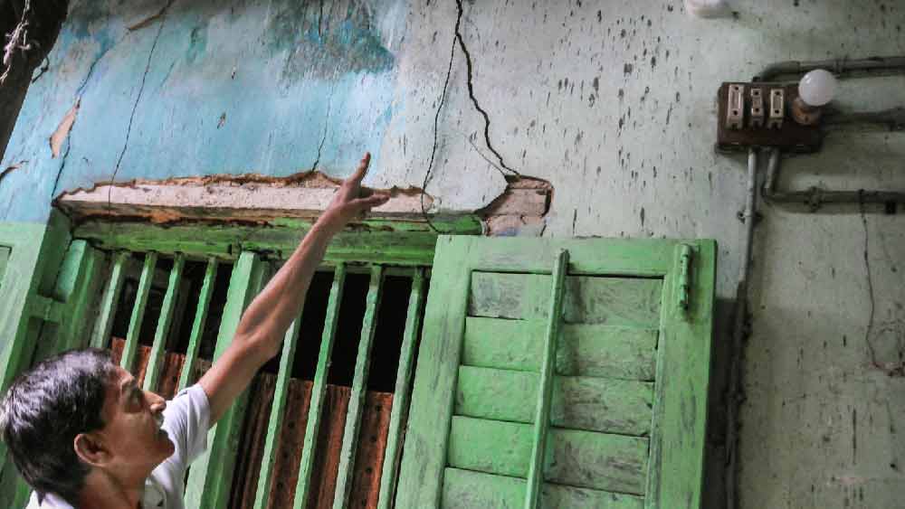 বুধবার সন্ধ্যার পর থেকেই এলাকার আট-দশটি বাড়িতে দেখা গিয়েছে ফাটল। কোথাও ছাদ ফেটেছে, কোথাও ফেটেছে দেওয়াল। দুর্গা পিতুরির বাসিন্দারা দুরুদুরু বুকে মনে করেছেন আড়াই বছর আগের কথা। আর ভেবেছেন, এ বারও কি তবে প্রিয় জিনিসের মায়া কাটিয়ে পথে নামাই ভবিতব্য!