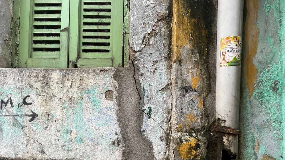 মেট্রোরেলের কাজের ভুলেই এলাকায় ফাটল ধরেছে বলে অভিযোগ। এই পরিস্থিতিতে বাড়ি থেকে উৎখাত হওয়া দুর্গা পিতুরিবাসীদের আশ্বস্ত করেছে প্রশাসন এবং মেট্রো রেল কর্তৃপক্ষও। তাঁরা জানিয়েছেন শীঘ্রই প্রয়োজনীয় ব্যবস্থা গ্রহণ করা হবে এবং তা হচ্ছেও। যদিও তাতে এখনই সুরাহা পাচ্ছে না মানুষ। 