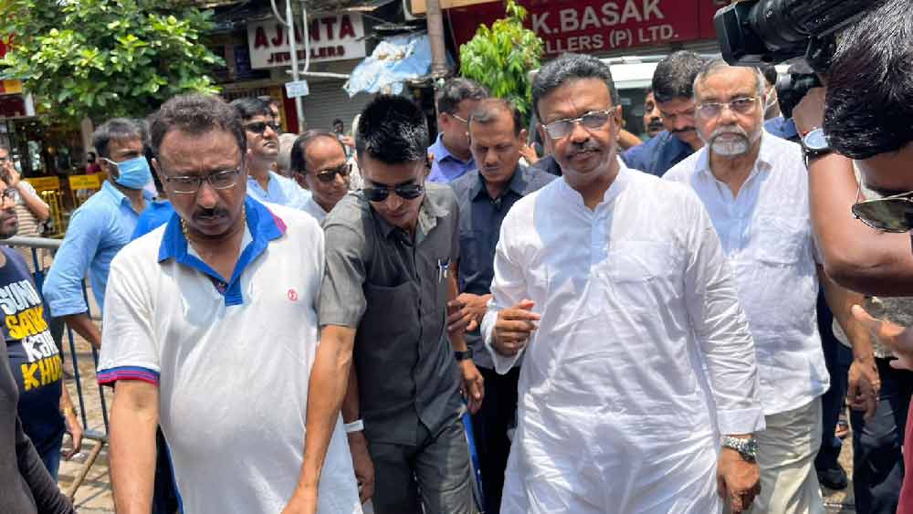 দুর্গা পিতুরি কেমন আছে, তা দেখতে এসেছেন শহরের মেয়র ফিরহাদ হাকিম। এসেছিলেন পুলিশ কমিশনার। বিধায়ক নয়না বন্দ্যোপাধ্যায়ও। কিন্তু তারপরও আতঙ্ক থেকে গিয়েছে এলাকার মানুষজনের মনে। 