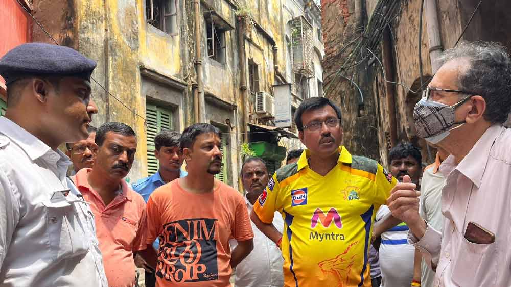 সম্ভাব্য বিপদের কথা বোঝাতে ছুটে আসতে হয়েছে স্থানীয় কাউন্সিলর বিশ্বরূপ দে-কে। 