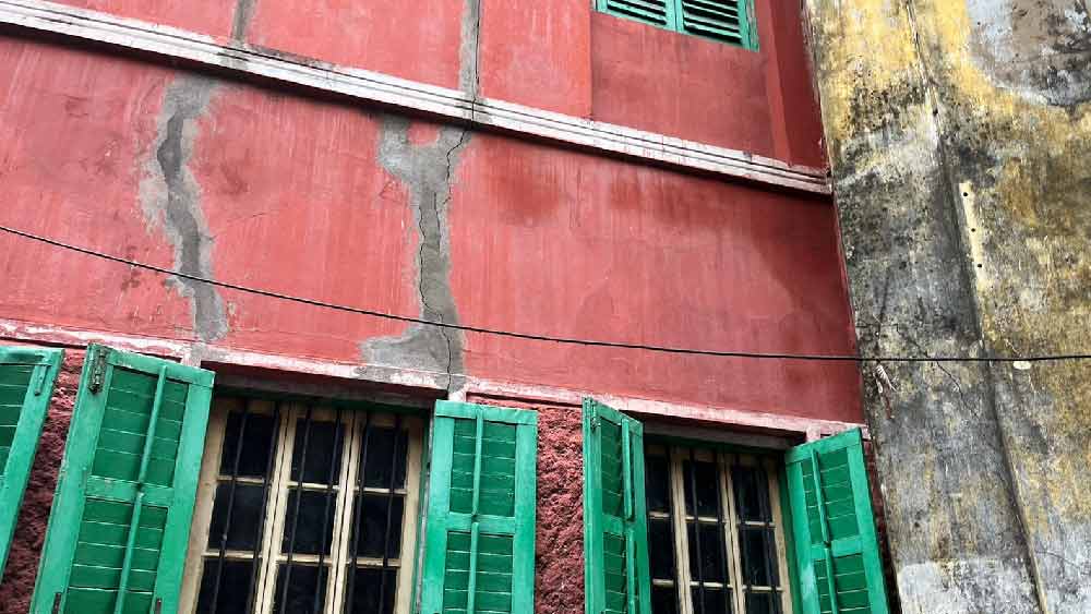 কেউ আবার ছাড়তে চাননি বাড়ি। ফাটল ধরেছে জেনেও থেকে যেতে চেয়েছেন চেনা আশ্রয়ে। বলেছেন, বাড়ি যে ছাড়ব যাব কোথায়? প্রশাসন তো শুধু চলে যেতে বলছে। মেট্রোরেল কর্তৃপক্ষ পাল্টা ব্যবস্থার আশ্বাস দিচ্ছে কোথায়!