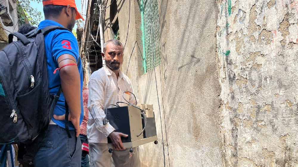 অনেকে হোটেলে গিয়ে উঠেছেন ঠিকই, তবে এমনও অনেকে রয়েছেন যাঁদের সেই সামর্থ্য নেই। মাথা গোঁজার জায়গা নিয়ে অনিশ্চয়তায় ভুগছেন তাঁরা।