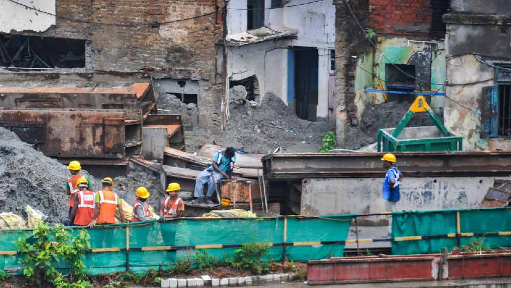 ২০১৯ এর অগস্টে এই দুর্গা পিতুরিরই বাসিন্দাদের এক কাপড়ে বেরিয়ে আসতে হয়েছিল বাড়ি ছেড়ে। সঙ্গে নিতে পেরেছিলেন শুধু কিছু একান্ত প্রয়োজনীয় জিনিস। 