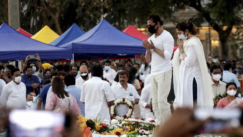 লতা মঙ্গেশকরের শেষকৃত্যে শাহরুখ খান এবং পূজা দদলানি।