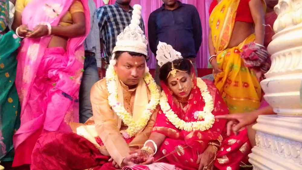 ধর্নায় ফুটল বিয়ের ফুল! শিক্ষকের বাড়ির সামনে আটক সেই তরুণী ও প্রেমিকের চার হাত এক