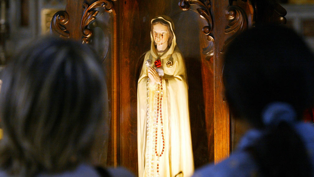 রোসানার করা ভিডিয়োতে দেখা যায়, মূর্তিটির মুখে একটি লাল তরল। দেখে মনে হচ্ছে যেন এই তরল মূর্তির চোখ থেকে বেরচ্ছে।