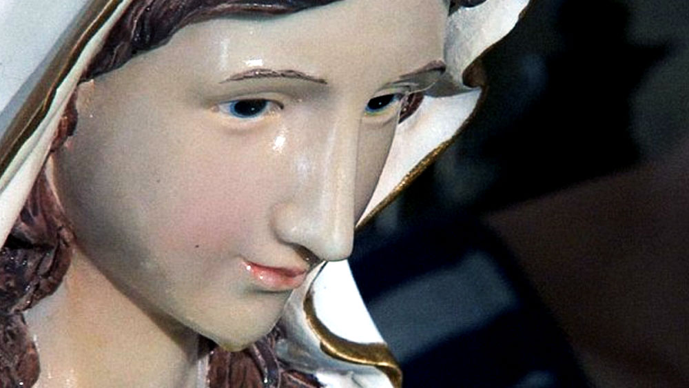 রোসানার দাবি, তাঁর মায়ের শারীরিক সুস্থতা কামনা করে ওই মূর্তির কাছে প্রার্থনা করার পরও এক বার এই মূর্তিকে কাঁদতে দেখা গিয়েছিল।