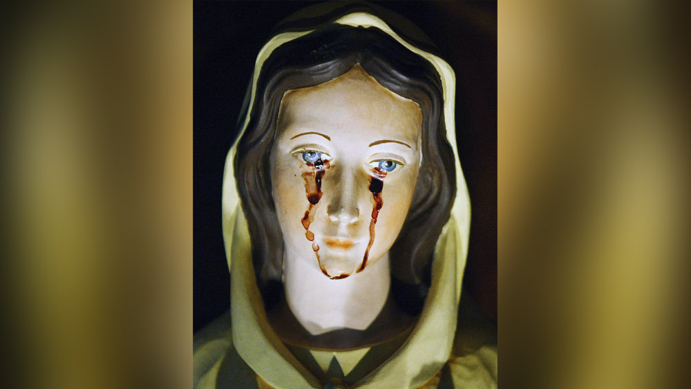 ‘ভার্জিন অব দ্য মিস্টিক রোজ’ মূর্তির সঙ্গে বেশ কয়েকটি অলৌকিক ঘটনাও জড়িত রয়েছে। এক মহিলার দাবি, তাঁর শরীরে একটি তিন ইঞ্চির টিউমার ছিল। কিন্তু এই মূর্তির দেখা পাওয়ার পরই নিজে থেকে এই টিউমার গায়েব হয়ে গিয়েছে! 