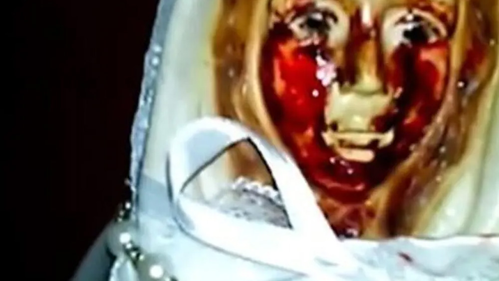 এই মূর্তিকে রক্ষা করতে বাইরে রোসানা একটি কাচের ঘোরাটোপও বানিয়েছেন। এই কাচের ঘর তৈরি করতে বাইরে থেকে অর্থ সাহায্যও নেন রোসানা।