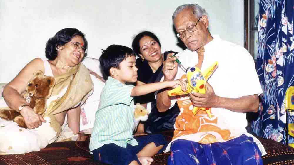 পরিবারের সঙ্গে মতি নন্দী