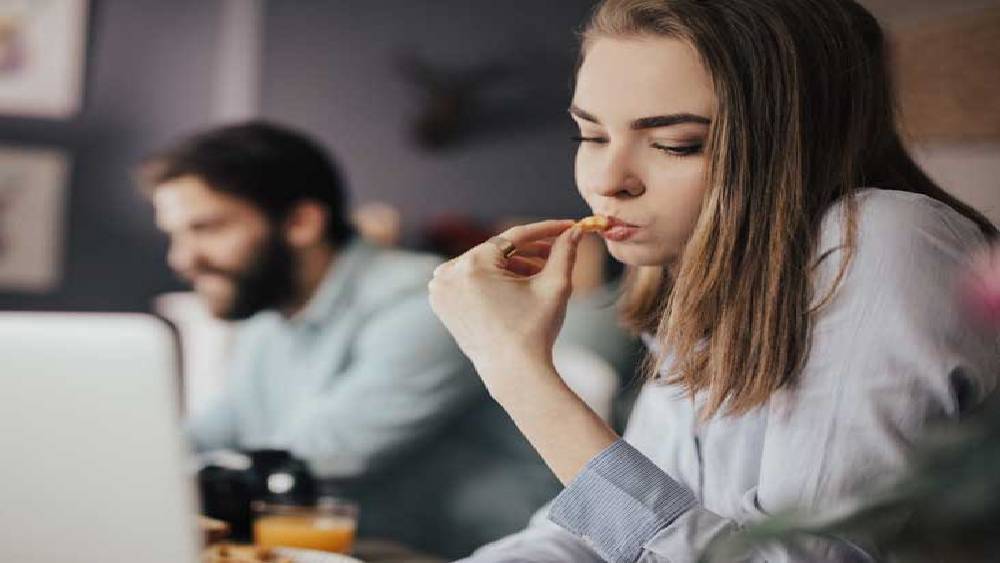 ব্যস্ততাতেও তাই কাজের ফাঁকে জল খেতে ভুলবেন না। 