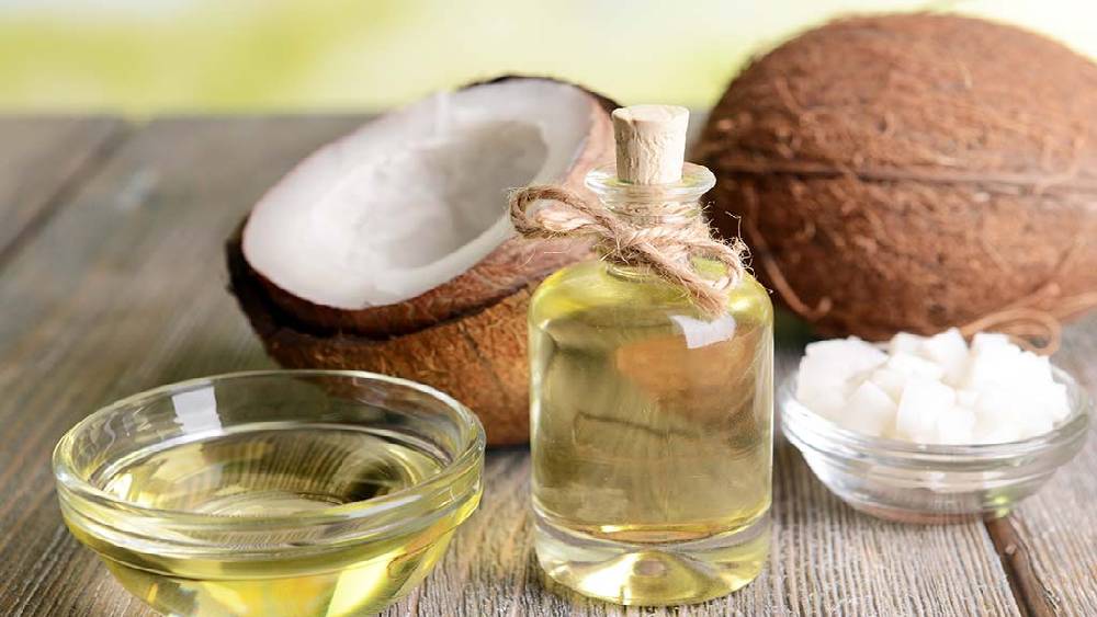 কেউ আগের দিন রাতে চুলে তেল মাখেন। 