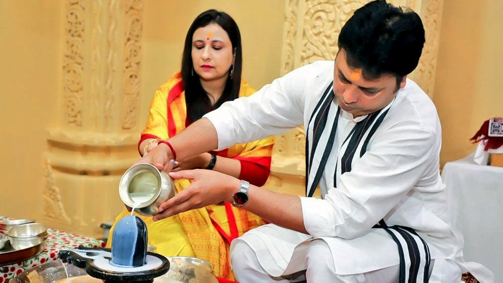 তাঁর মন্তব্য নিয়ে নেটমাধ্যমের ব্যঙ্গ-বিদ্রুপের তুফান ছুটলেও বিতর্কিত মন্তব্যে বিপ্লব দেব ছিলেন অবিচল ।