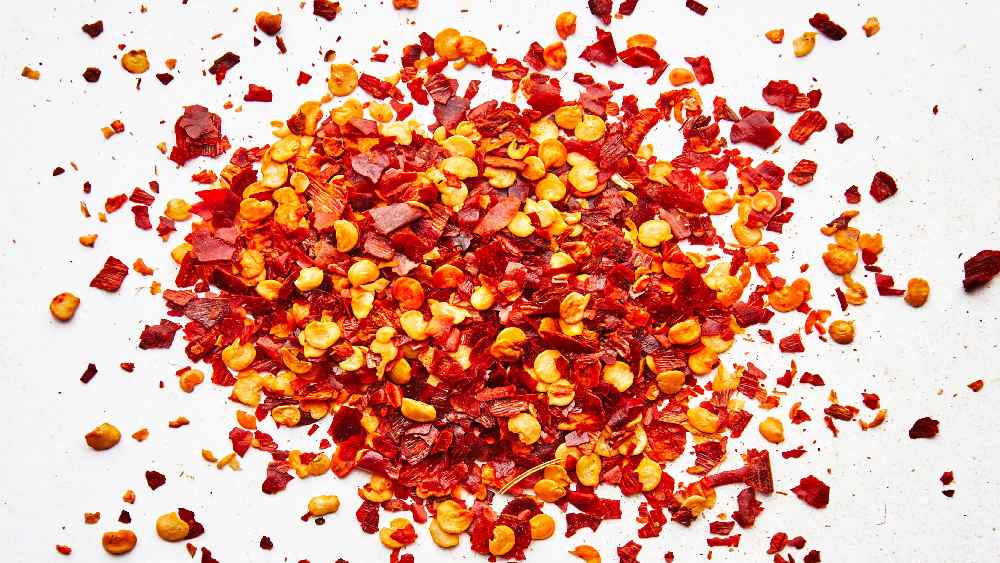 রান্নায় লঙ্কারগুঁড়োর বদলে ব্যবহার করতে পারেন চিলি ফ্লেক্স। 