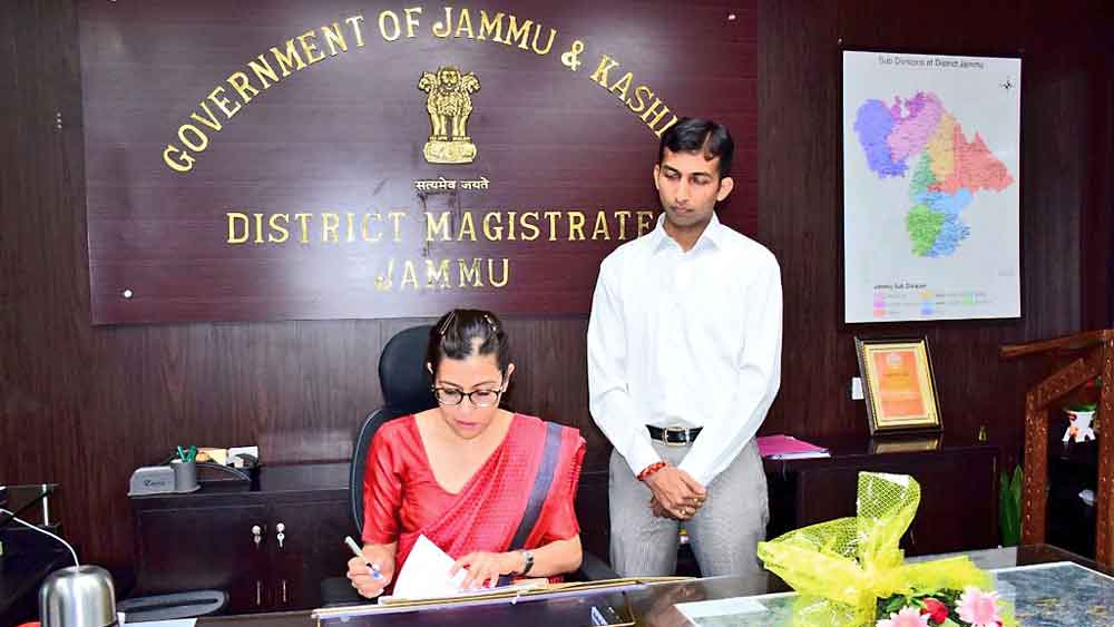 একনিষ্ঠ: নিজের দফতরে কাজ সামলাচ্ছেন অবনী লাভাসা