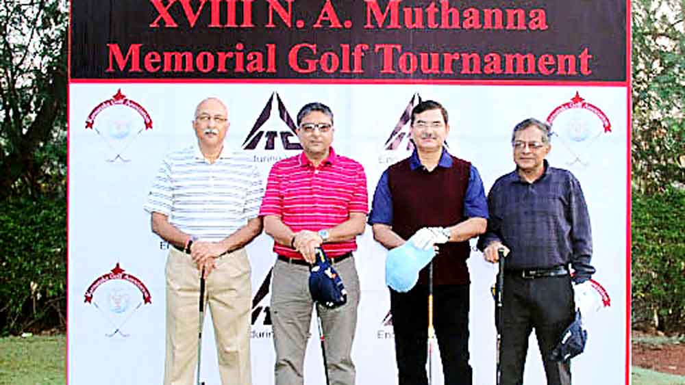 ক্রীড়ামোদী: গল্ফের মাঠে বিনীত সরণ, বাঁ দিক থেকে দ্বিতীয়