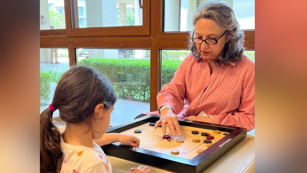 দিদা-নাতনির ক্যারমে চোখ। 