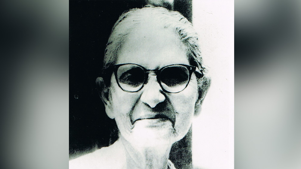 আচমকা সেই বাঁশের ব্যারিকেড ভেঙে সোজা মঞ্চে উঠে এলেন এক মহিলা। জোর গলায় অন্য মহিলাদের ডাক দিলেন, ভেঙে ফেলা হোক ওই বাধা। সপাটে বললেন, এ ভাবে মেয়েদের এক কোণায় বসিয়ে রেখে নারীশিক্ষার ছেঁদো কথা বলে কোনও লাভ নেই। সবাই এক হয়ে এগিয়ে আসুন। মহিলার নাম চন্দ্রপ্রভা সৈকিয়ানি। তখন তাঁর বয়স ২৪ বছর।