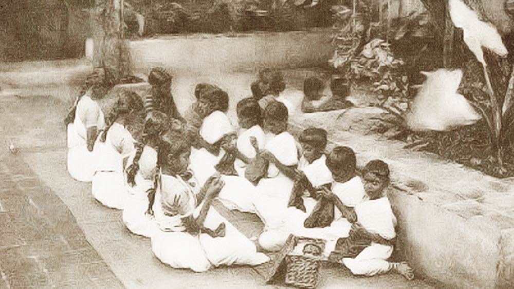 চন্দ্রপ্রভার বয়স তখন মাত্র ১৩ বছর। খেলার বয়সেই বান্ধবীদের নিয়ে গড়ে ফেললেন একটা আস্ত স্কুল। নিজে স্কুলে গিয়ে যা পড়তেন, শিখতেন, ওই একচালা ঘরে দাঁড়িয়ে নিজের বয়সি মেয়েদের সেই সব বোঝাতেন। খেলার ছলে পড়াতেন সেই নাবালিকাদের, যাদের শিক্ষার কোনও সুযোগ ছিল না।