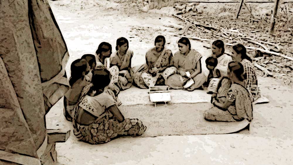 এক দুপুরবেলা ১৩ বছরের চন্দ্রপ্রভা মন দিয়ে পড়াচ্ছেন। সামনে বসে তারই বয়সি কয়েক জন নাবালিকা।  তখনই ওই একচালা স্কুলের সামনে দিয়ে যাচ্ছিলেন পেশায় স্কুল সাব-ইনস্পেক্টর নীলকান্ত বড়ুয়া। ছোট্ট মাস্টারনির পড়ানোয় মুগ্ধ হয়ে বেশ খানিক ক্ষণ দাঁড়িয়ে থাকলেন তিনি। তাকে রজনীপ্রভা স্কলারশিপ দিলেন তিনি।