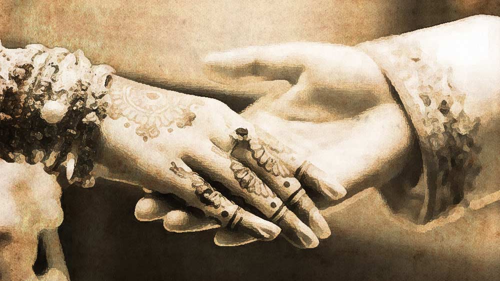 তত দিনে চাকরি পেয়েছেন। স্কুলের প্রধান শিক্ষকের চাকরি। কর্মসূত্রে থাকেন তেজপুরে। সেখানেই প্রেমে পড়লেন কবি ও লেখক দণ্ডীনাথ কলিতার। ভালবেসেছিলেন দণ্ডীনাথও। কিন্তু চন্দ্রপ্রভার মতো সাহসী তিনি ছিলেন না। চন্দ্রপ্রভা তাঁর সন্তানের মা হলেও বিয়ে করতে পারেননি। কারণ, দণ্ডীনাথের ‘নিচু জাত’। সামাজিক ভয়ে শেষমেশ বাবা-মায়ের পছন্দ করা এক মেয়েকেই বিয়ে করেন দণ্ডীনাথ।