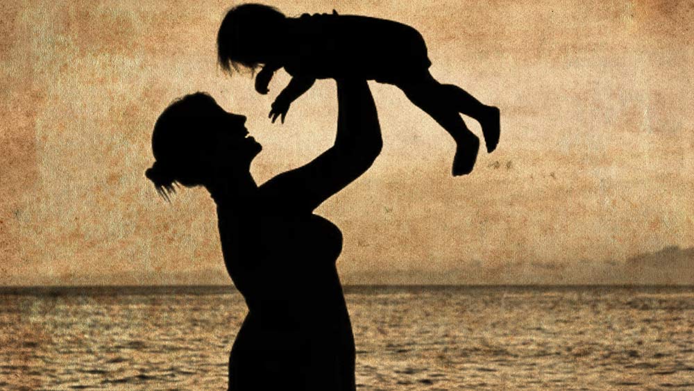 সময়টা উনিশ শতক। সেই সময় দাঁড়িয়ে বিয়ে ছাড়া স্বামীর পরিচয়বিহীন এক মহিলা সন্তান পালন করেছেন, এটা ভাবাই ছিল অসম্ভব। কিন্তু চন্দ্রপ্রভার মতো মানুষরা সময়ের চেয়ে এগিয়ে থাকেন। একা হাতে সন্তানকে বড় করে তুললেন তিনি। সমাজের টিপ্পনী, খেউড়, অপমান— কোনও কিছুই বিশেষ দাগ কাটতে পারেনি তাঁর মনে।