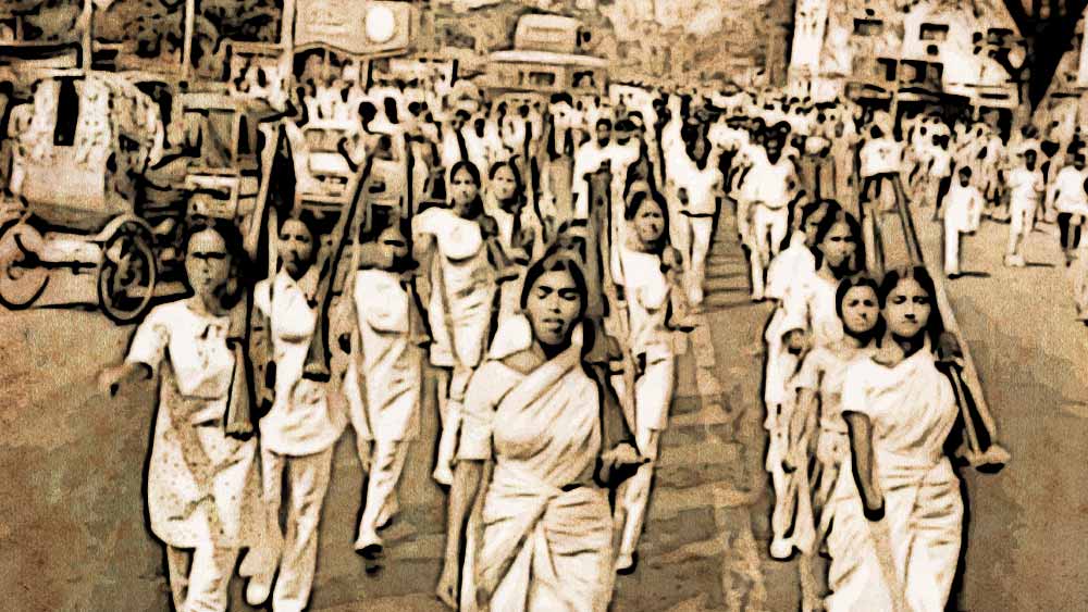 জাত-বর্ণের বিরুদ্ধে ছোট থেকে লড়াই তাঁর। ভালবেসেছিলেন এমন এক জনকে যাঁর সঙ্গে জাতের কারণে ঘর বাঁধতে পারেননি। সেই হৃদয়ের রক্তক্ষরণ নিয়ে শুধু মহিলাদের ক্ষমতায়ন নয়, চন্দ্রপ্রভা আজীবন লড়ে গিয়েছেন জাতপাতের ভেদাভেদের বিরুদ্ধে।