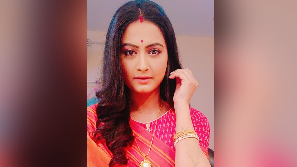 রবিবার সকাল ৯টা ৫০ মিনিটে পল্লবীকে তাঁর গড়ফার ফ্ল্যাটে ঝুলন্ত অবস্থায় উদ্ধার করে পুলিশ। তাঁর গলায় জড়ানো ছিল বিছানার চাদর। তবে ঘরে কোনও সুইসাইড নোট খুঁজে পায়নি পুলিশ। 