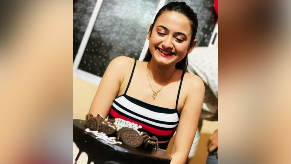 ভরতের মতোই পল্লবীর সহকর্মীরা জানিয়েছেন, বরাবরই প্রাণবন্ত ছিলেন পল্লবী। সহ অভিনেতাদের নিয়ে ইনস্টাগ্রামে প্রায়শই রিল বানাতেন পল্লবী। শেষ দিন শ্যুটিংয়েও সবার সঙ্গে হেসেই কথা বলতে দেখা গিয়েছে তাঁকে। 