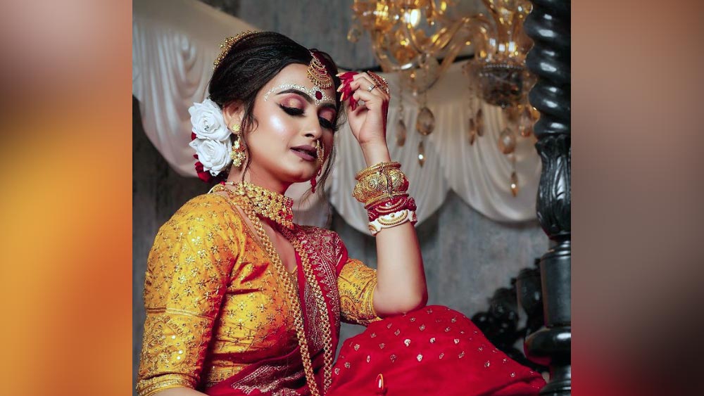 প্রসঙ্গত, পল্লবীর অভিনয় জীবন খুব বেশিদিনের নয়। পর্দায় তাঁর প্রথম বড় চরিত্র ‘রেশম ঝাঁপি’ ধারাবাহিকে। তবে নায়িকা হিসেবে বড় সুযোগ, ‘আমি সিরাজের বেগম’-এ। ওই ধারাবাহিকে পল্লবীকে দেখা গিয়েছিল সিরাজের স্ত্রী লুৎফা-র চরিত্রে। 