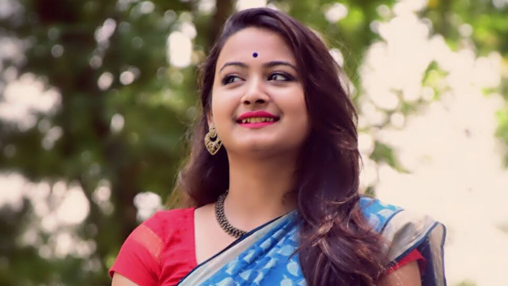 অভিনেত্রীর ঘনিষ্ঠ বন্ধুরা জানিয়েছেন, এক বন্ধুর সঙ্গে লিভ-ইন সম্পর্কে ছিলেন পল্লবী। হাওড়ার বাড়ি থেকে গড়ফার ফ্ল্যাটে চলে আসার কারণ সম্ভবত সেটাই।