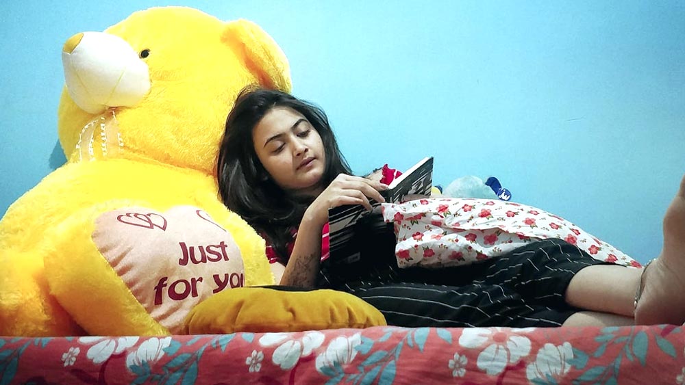 পুলিশকে অভিনেত্রীর বন্ধু জানিয়েছেন, বাড়ি ফিরে ঘরের দরজা ভেঙে পল্লবীকে ঝুলন্ত অবস্থায় উদ্ধার করেন তিনি। তারপরই পুলিশকে খবর দেন। পুলিশ যদিও পল্লবীর ঘর থেকে কোনও সুইসাইড নোট পায়নি। 