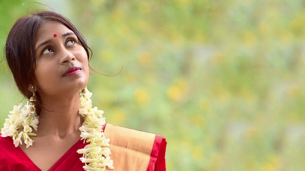 ওই ভিডিয়োর শুরুতে আবেগতাড়িত হয়ে ফুঁপিয়ে ফুঁপিয়ে কাঁদতে দেখা যায় সুশান্তকে। ধরা গলায় সে বলতে থাকে, ‘‘পাঁচ মাস হয়ে গেল ভাল করে কথা বলিস না। পাঁচ মাসে একটা দিনও ভাল কাটেনি (আমার)।’’ তার পর আবার বলে, ‘‘কী করে থাকব তোকে ছাড়া! মিডল ক্লাস ফ্যামিলির ছেলে অভিনয় করে কাঁদতে পারি না। হাসিখুশি হয়ে বললে বিষ খেয়ে মরে যেতাম। আমি কী করে থাকব? তোকে বড় ভালবেসেছিলাম। কান্না কি তোর অভিনয় মনে হয়?’’