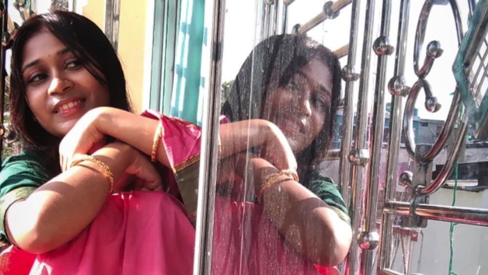 কেন সুতপার মধ্যে হঠাৎ পরিবর্তন এল? শুধু মাত্র সেই কারণেই কি সুশান্ত এমন বেপরোয়া হয়ে উঠল? তা নিয়ে বহু প্রশ্ন উঠছে। পুলিশ হেফাজতে, সুতপাকে মন্দিরে বিয়ে করার দাবি করেছে সুশান্ত। সুশান্তের বন্ধুর ছবিও তাদের ‘যথেষ্ট ঘনিষ্ঠতার’ কথাই বলে। যদিও সেই ছবির সত্যতা যাচাই করেনি আনন্দবাজার অনলাইন। আরও এক ধাপ এগিয়ে, সুতপার সঙ্গে শারীরিক সম্পর্ক তৈরি হওয়ার দাবিও সুশান্ত করেছে তদন্তকারীদের কাছে।