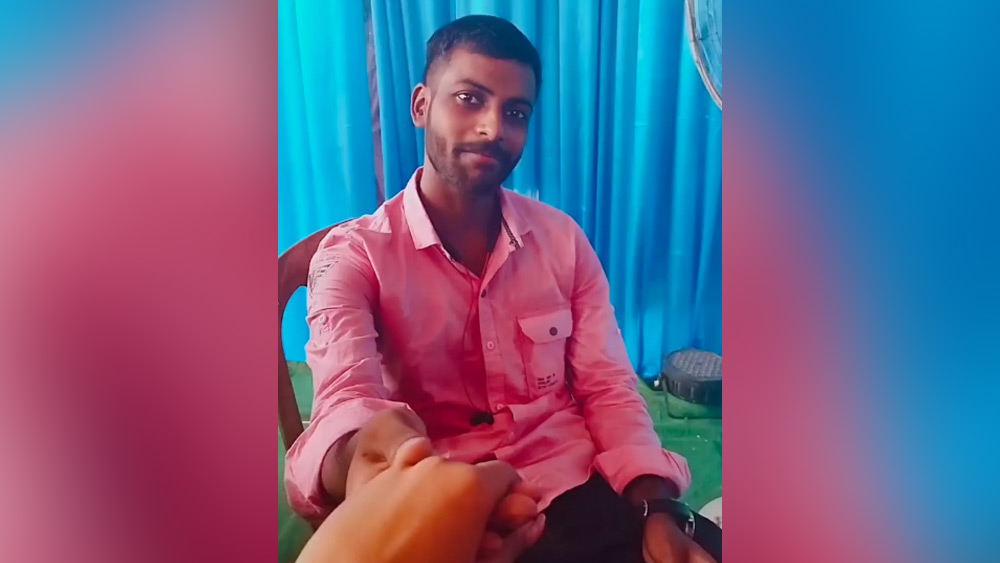 ‘তপন ওয়াইটি’ নামে ওই পোস্টদাতার বক্তব্য, ‘ছবিগুলো দেখে তো মনে হচ্ছে সুশান্ত এবং সুতপার মধ্যে একটা ভাল সম্পর্ক ছিল।’ ওই পোস্টদাতার প্রশ্ন, তা হলে স্বাধীনবাবু মিথ্যা বলছেন না তো?