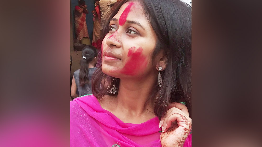 সুতপা-হত্যার তদন্তে, উঠে আসছে তাঁর নতুন সম্পর্কে জড়ানোর বিষয়টিও। সুতপার এক ঘনিষ্ঠ বান্ধবীর মারফত তাঁর গতিবিধির সব খবর পেত সুশান্ত। নতুন সম্পর্কে সুতপা জড়িয়ে পড়েছেন, এটা নিশ্চিত হয়েই কি সুশান্ত তাঁকে খুনের ছক কষে?