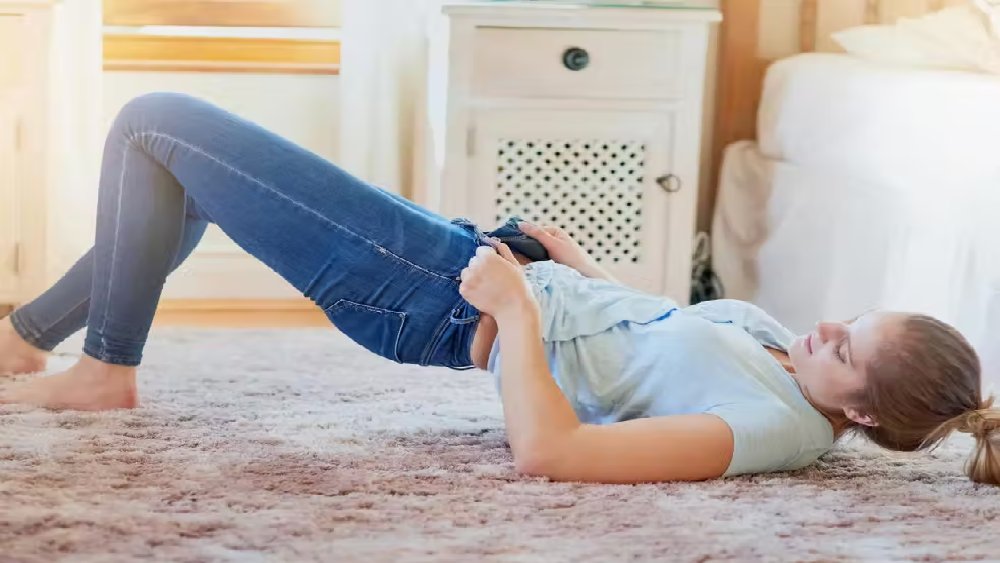 জিন্‌স বা ট্রাউজার ধারণত তলপেটে নাভির নীচে পরা হয়।